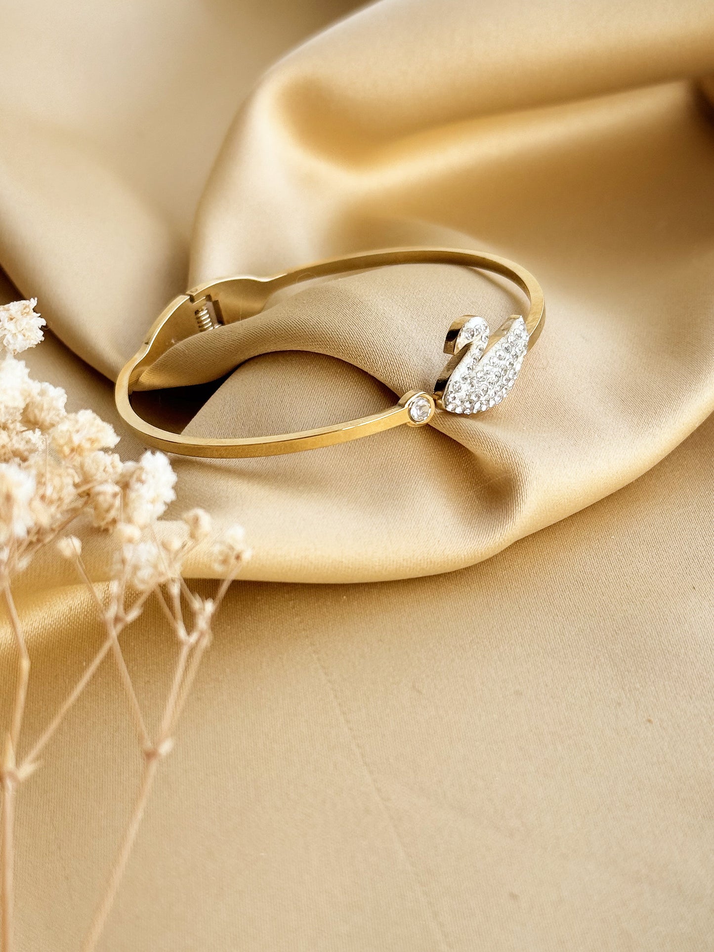 Elite Swan Gold Plated Handcuff