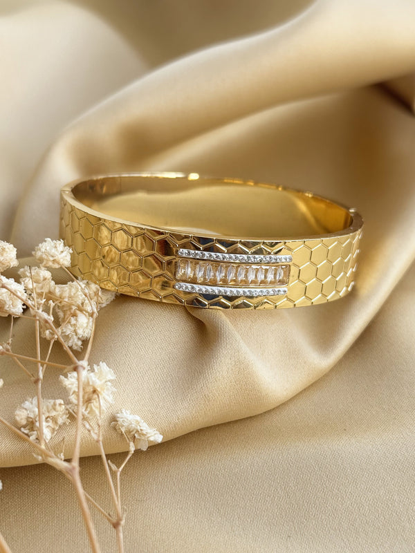 Chunky bold handcuff